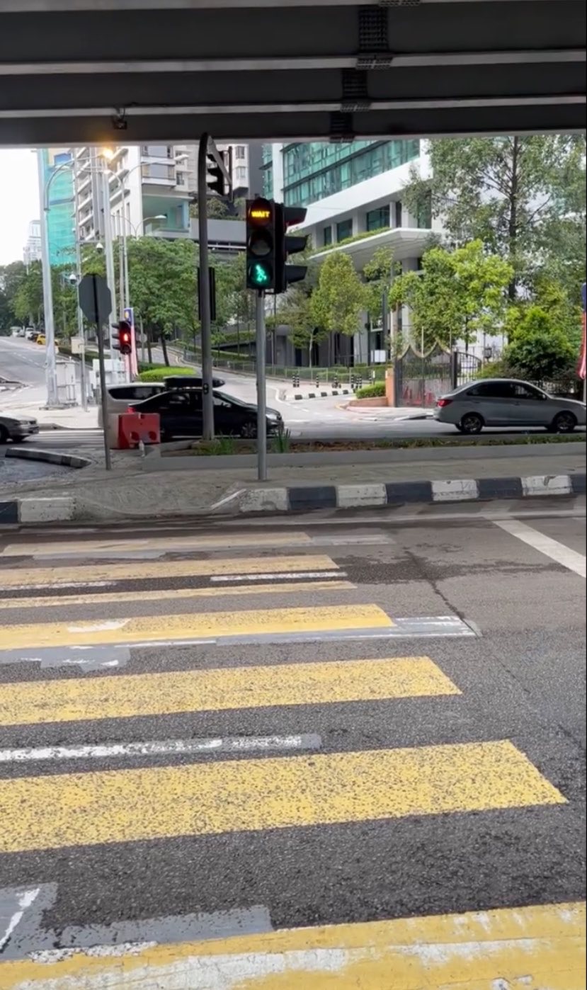 M’sian infuriated by cars refusing to stop at pedestrian crossing near klcc