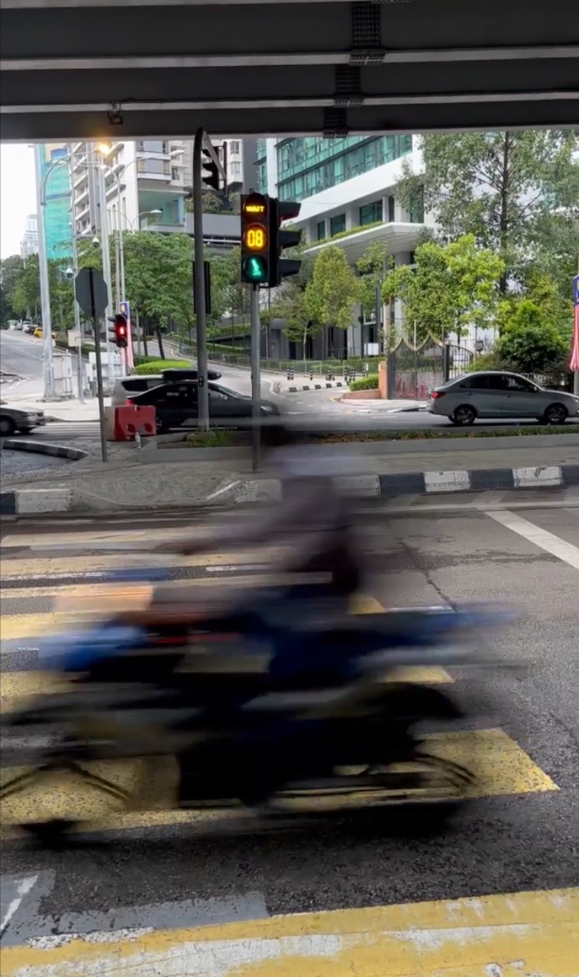 M’sian infuriated by cars refusing to stop at pedestrian crossing near klcc