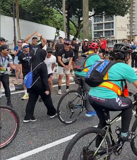 Crowd cheer for woman that run last (1)