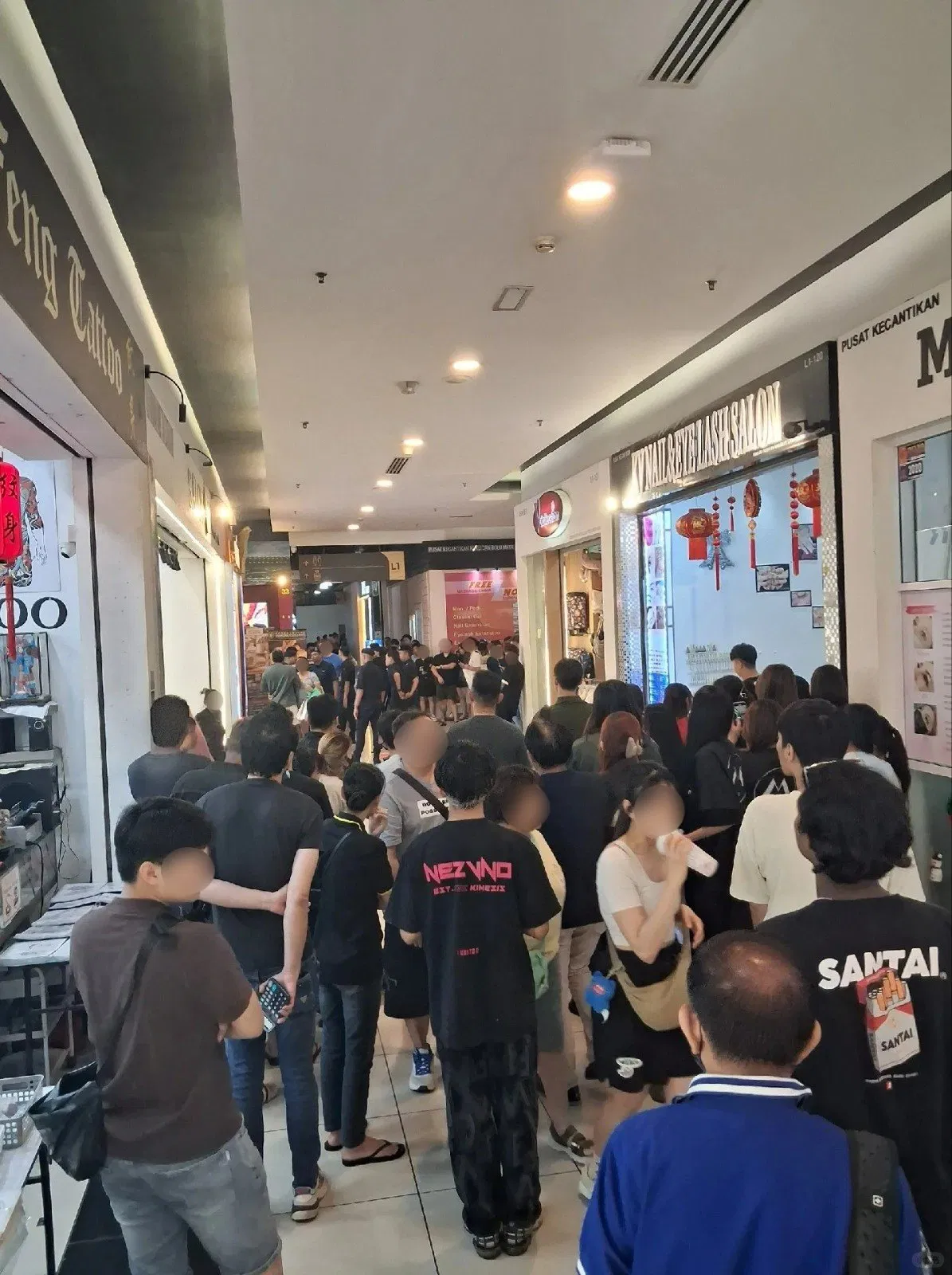 Crowd watches fight over spilled beer at JB mall