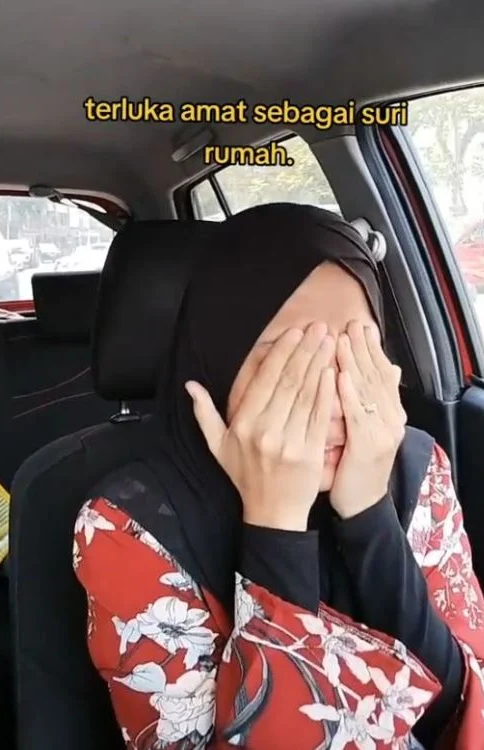 M'sian woman breaks down in tears after she wasn't able to open bank account as a housewife