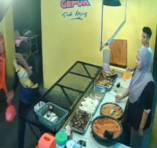 M'sian father begs for food to feed his 2 kids, restaurant staff give it to him for free