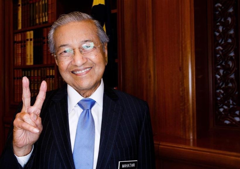 Mahathir showing a peace sign