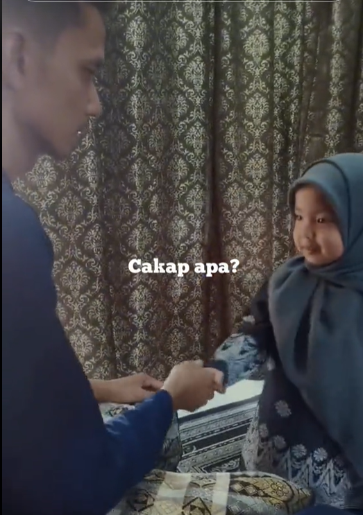 Dad teaching her daughter to say sorry during raya