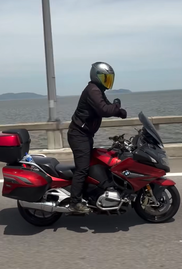 Dancing on motorcycle (3)