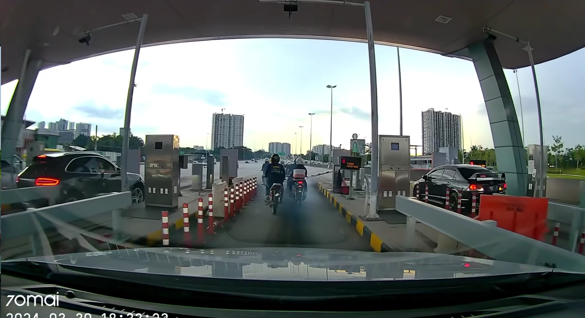 M'sian motorcyclists allegedly destroy toll boom gate before fleeing the scene | weirdkaya