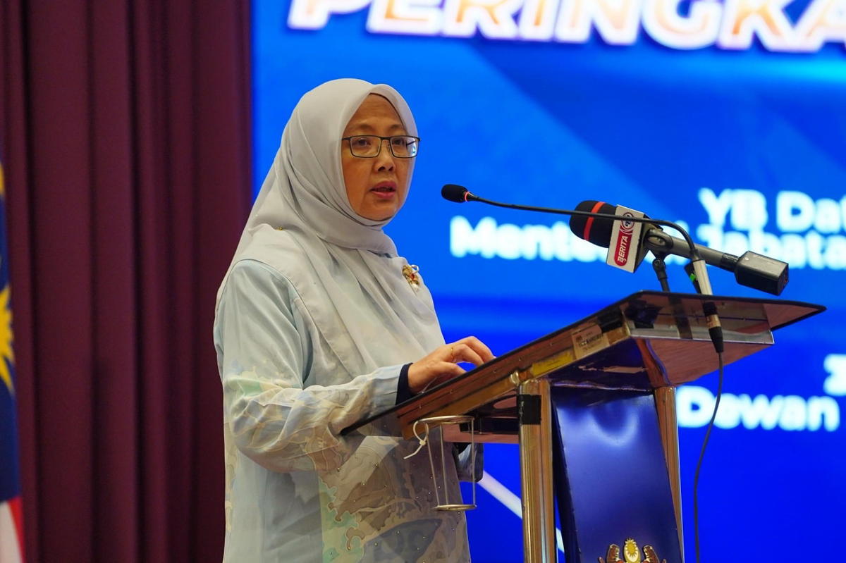 Datuk Seri Dr Zaliha Mustafa giving speech