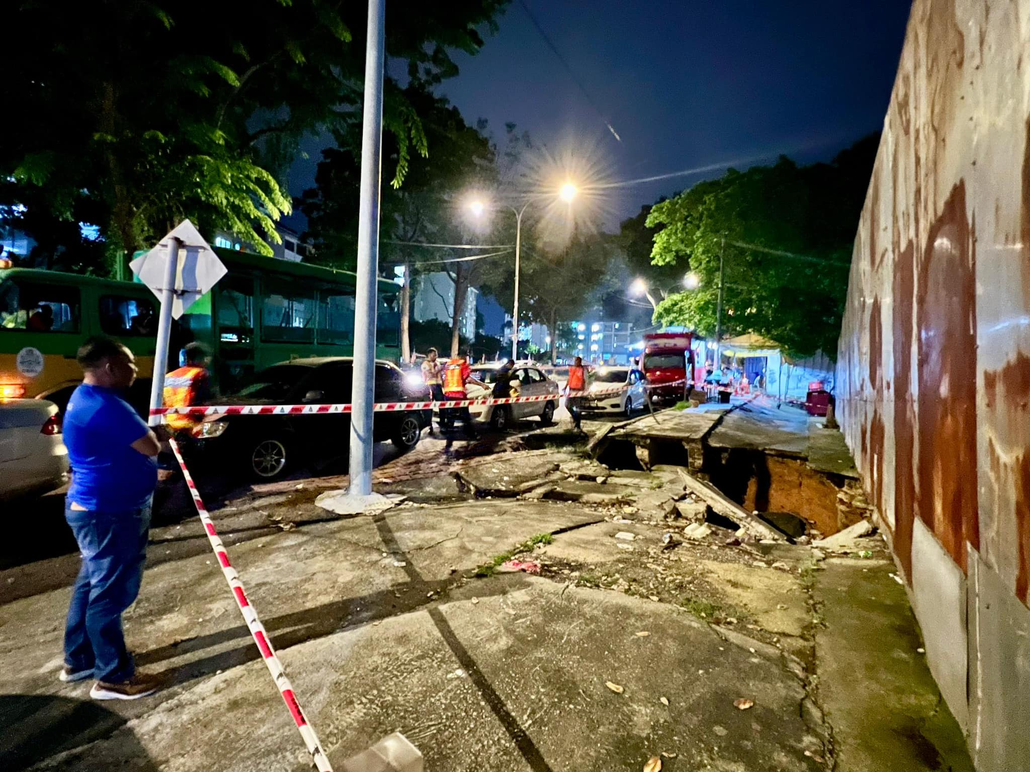 Dbkl workers at sinkhole in kampung kerinchi