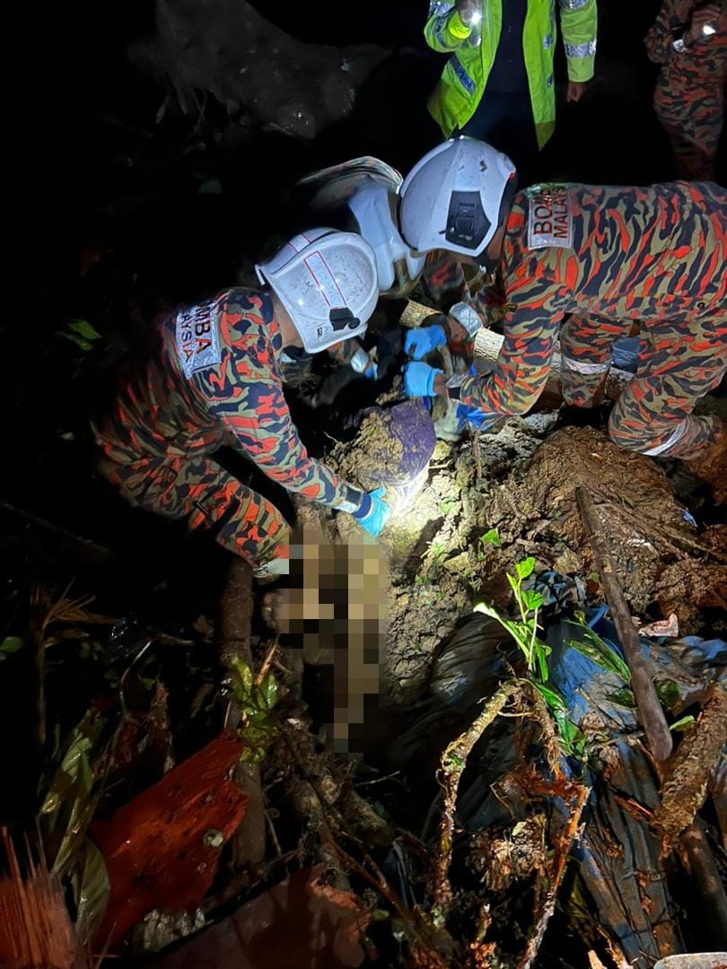 M'sian firefighters discover body of dead man at cameron highlands landslide
