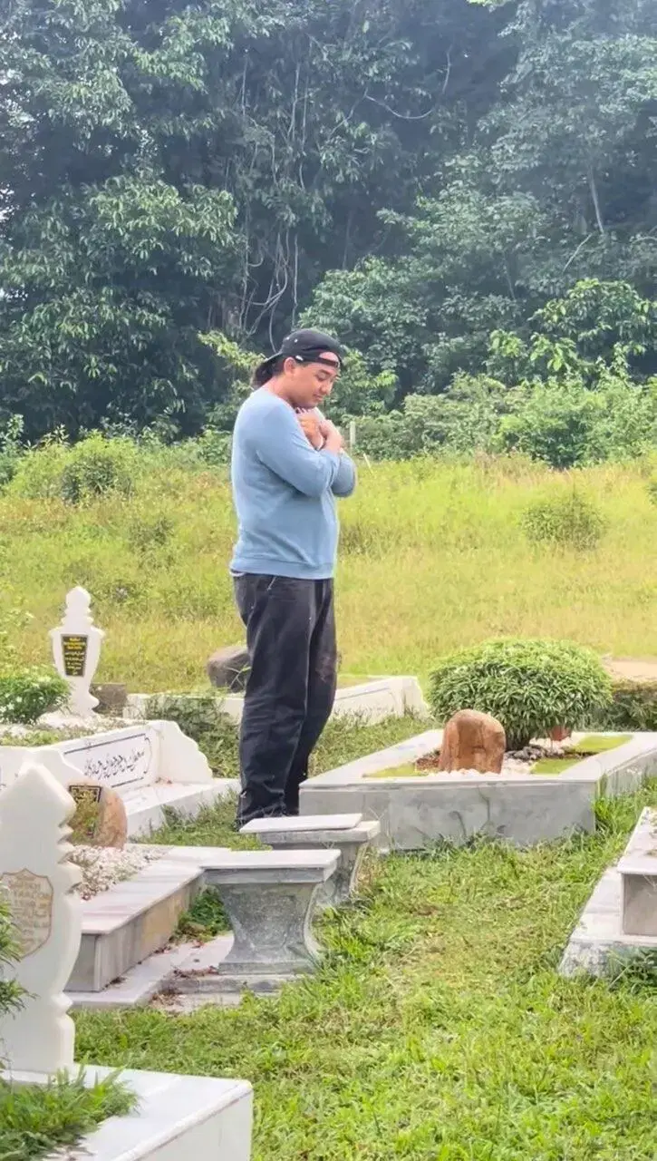 deaf & mute man uses sign language to talk to mum 2