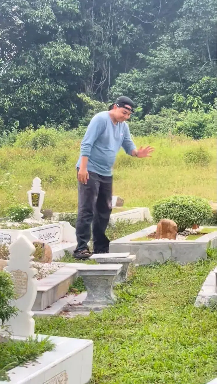 deaf & mute man uses sign language to talk to mum 3