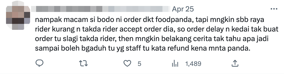 M'sian woman slams helmet & overturns curry container at pj mamak over delayed delivery order | weirdkaya