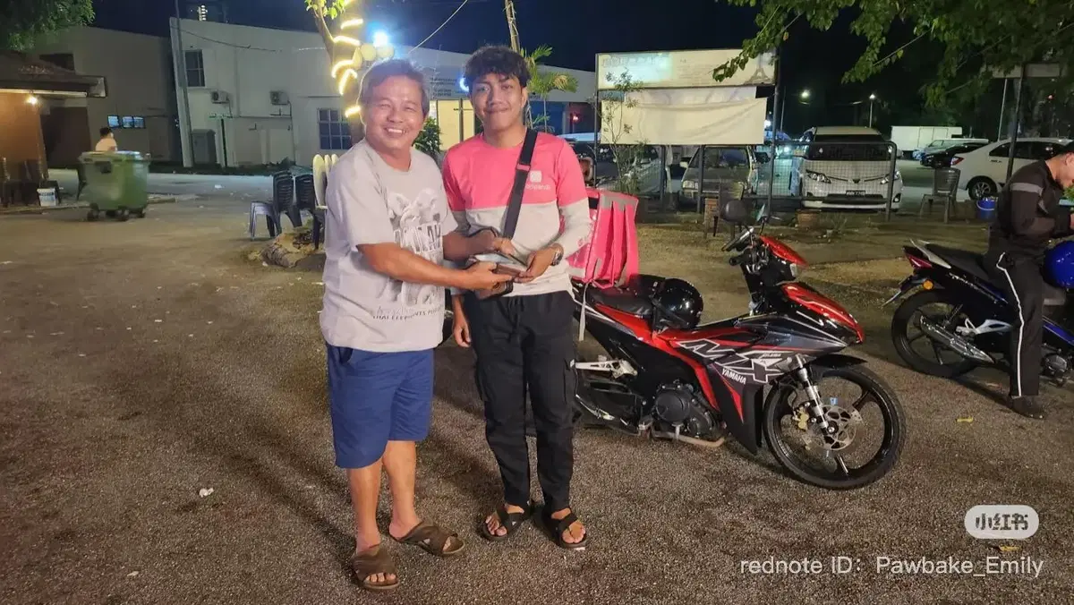 Delivery rider returns wallet with RM2k to owner