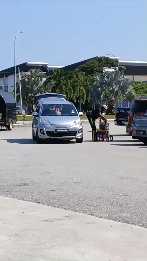 'disabled' rendang seller packing his wheelchair