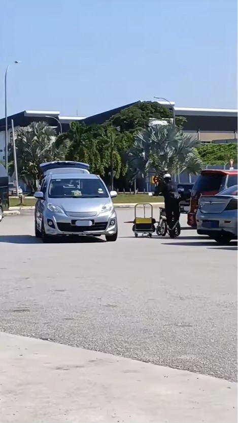 'disabled' rendang seller walking to his car