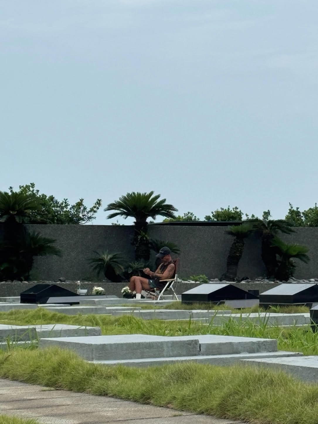DJ Koo visits Barbie Hsu's grave