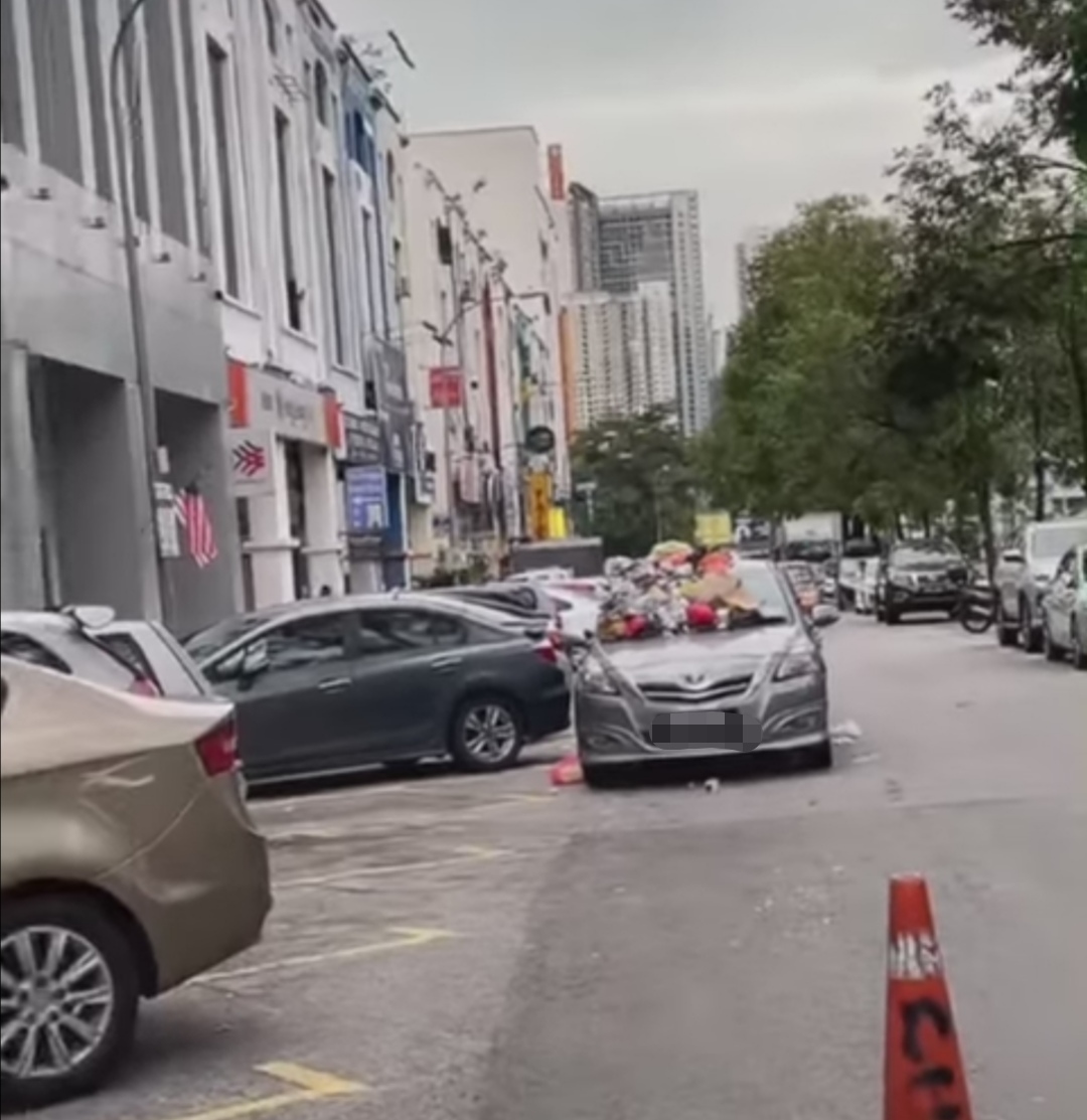 Double-parked toyota vios gets decorated with heaps of rubbish in return
