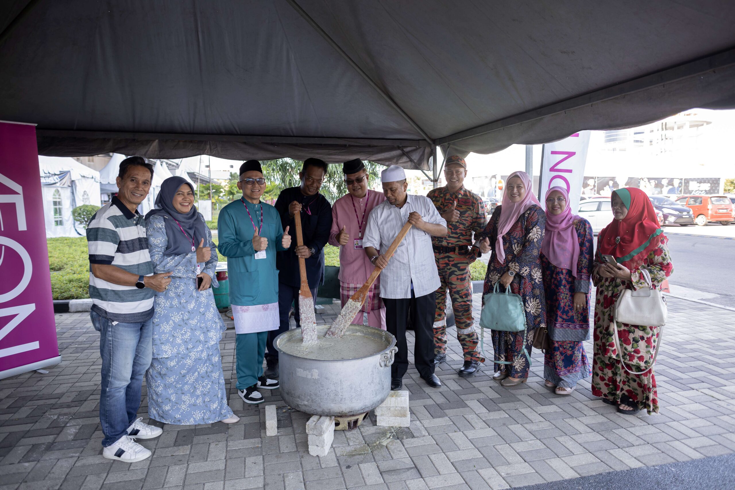 AEON Distributes Over 30,000 Bubur Lambuk For Ramadan | WeirdKaya