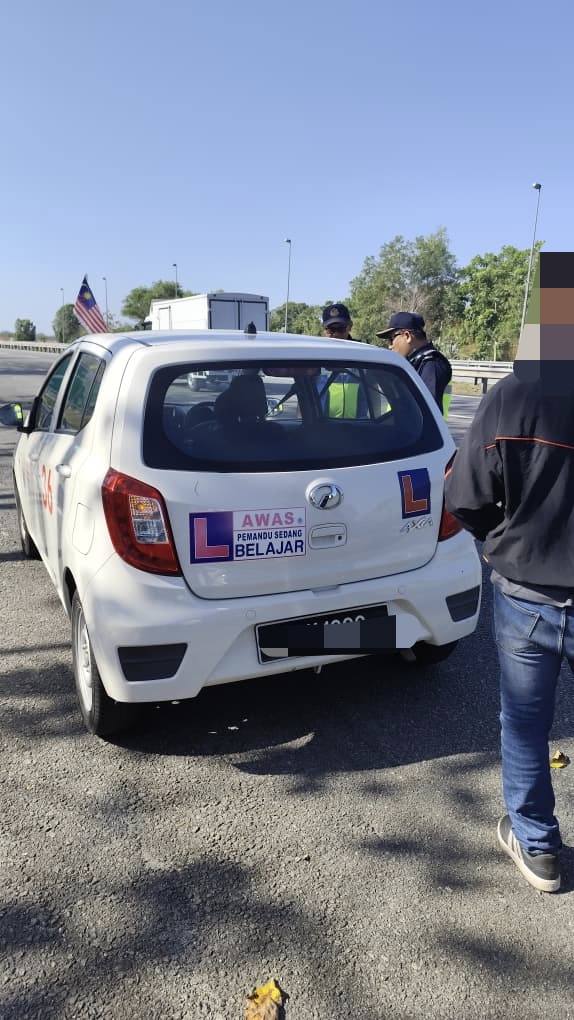 Driving instructor no seatbelt (1)