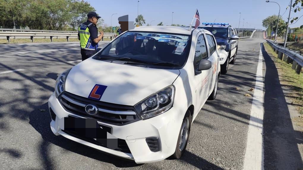 Driving instructor no seatbelt (2)