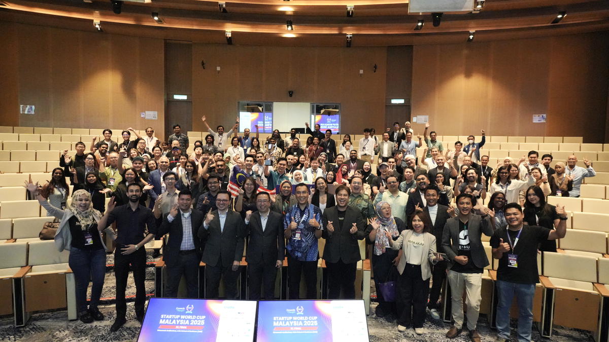 DSC00534 - Group photo of the attendees, partners of Startup World Cup Malaysia