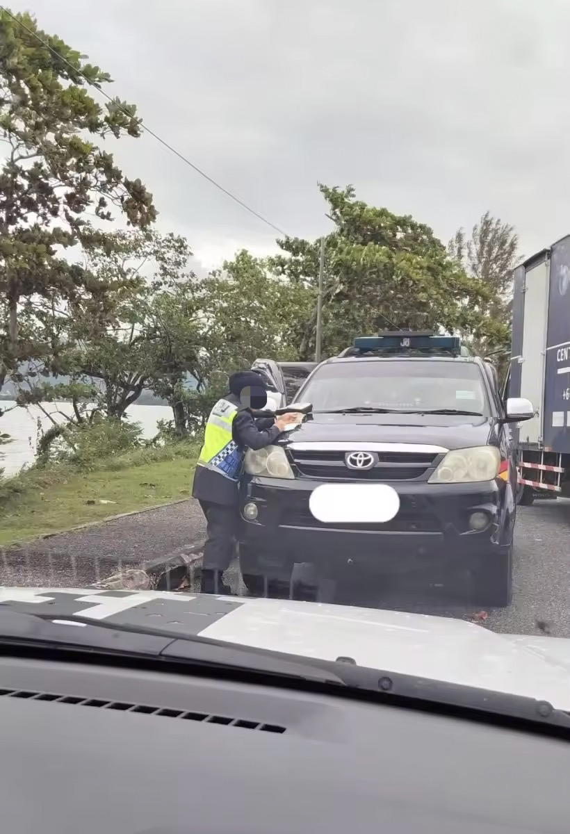 E-hailing driver fined for non-collared shirt
