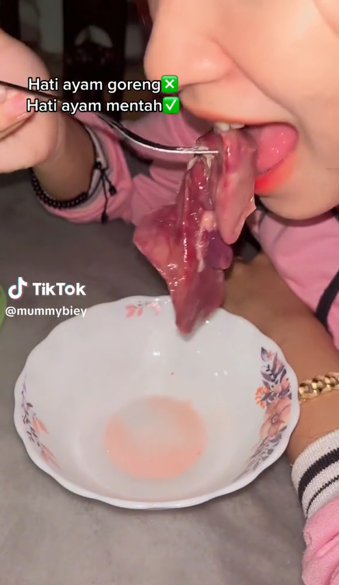 M'sian woman eats raw chicken liver live on tiktok, claims it's delicious