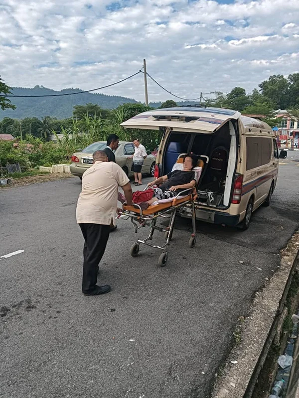 Elderly woman taken to hospital by ambulance in Negeri Sembilan