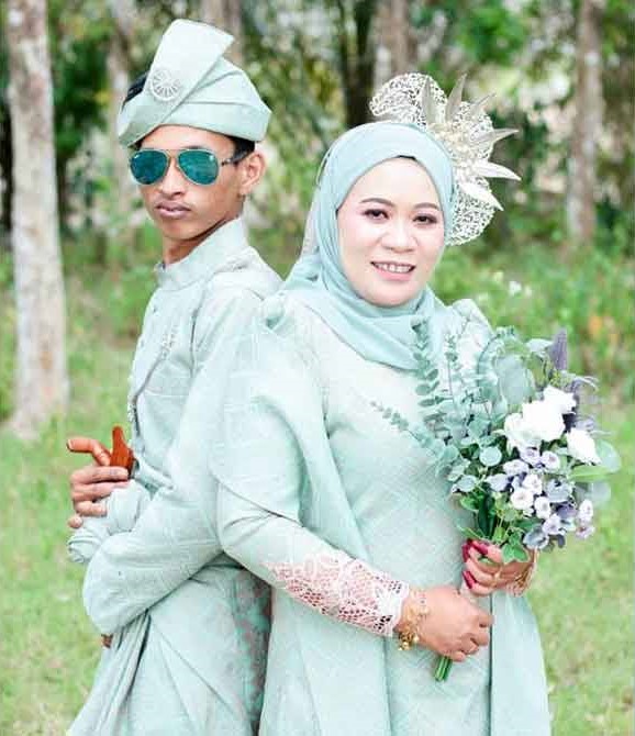 M'sian couple with 23-year age gap marry after meeting each other on tiktok | weirdkaya