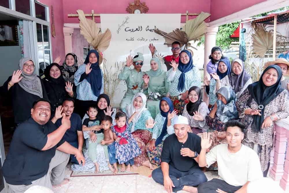 M'sian couple with 23-year age gap marry after meeting each other on tiktok | weirdkaya