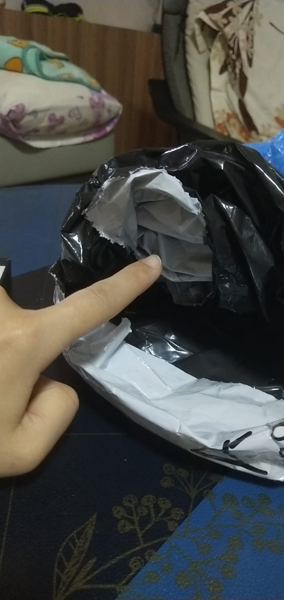 S'porean woman who purchased an iphone loses rm5. 2k after receiving an empty box from speedpost courier