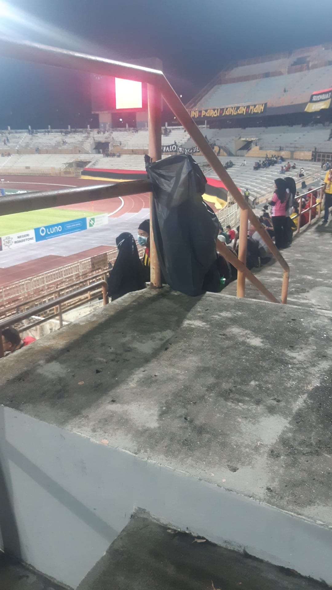 Netizens defend fans for littering after photos of stadium covered with trash surfaces online