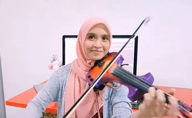 Violinist forced to sell her belongings to feed her family | weirdkaya