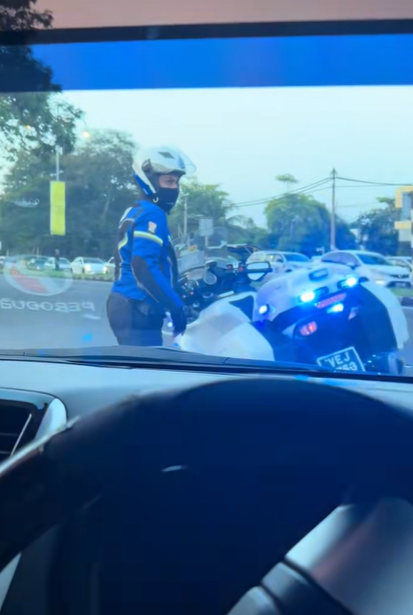Escort police stopping car (1)