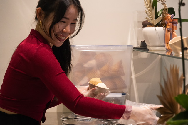 Eugenia serving gelato