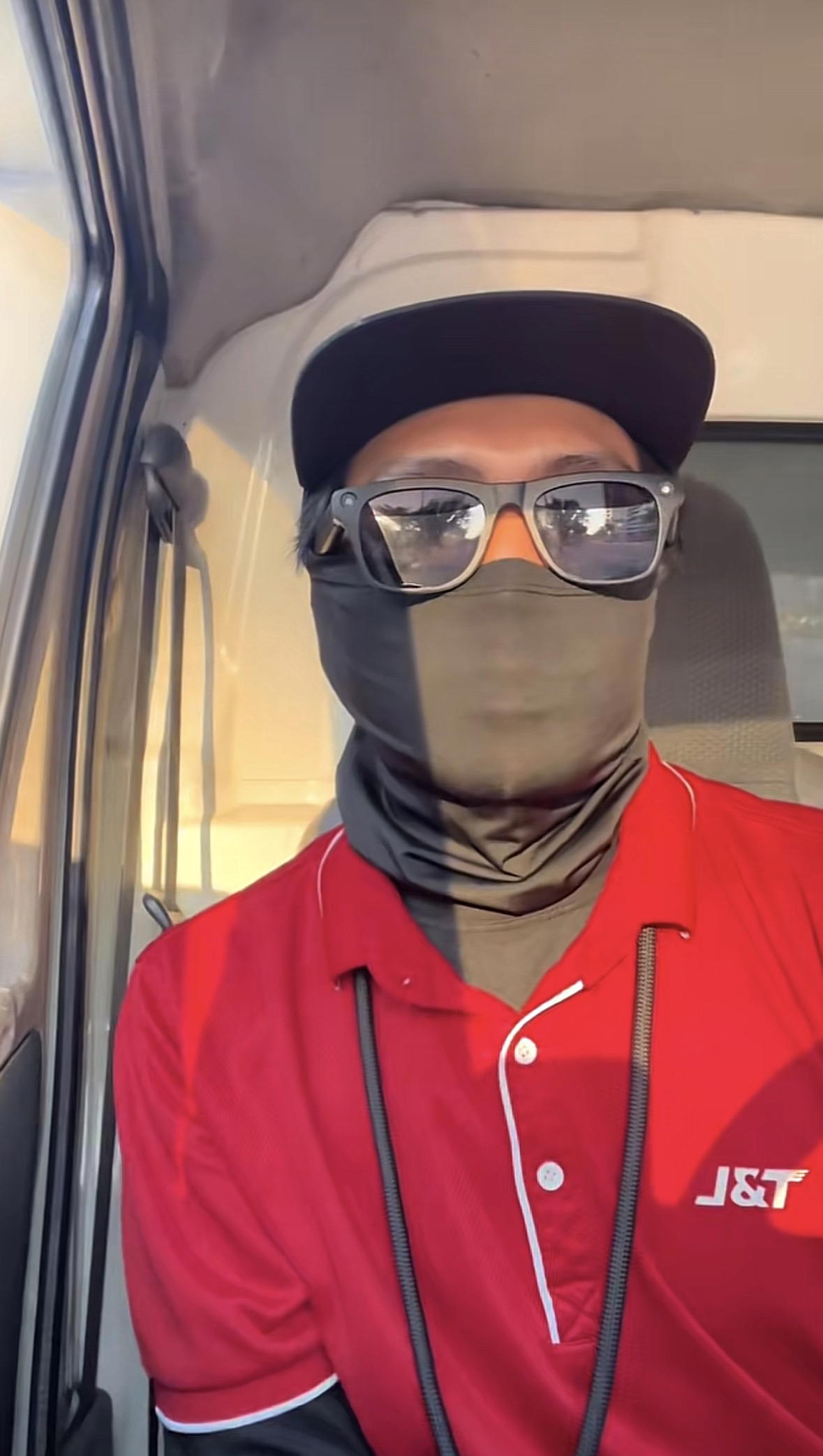 ‘Even A Dot Helps’ - M’sian Delivery Rider Begs Customers Not To Leave Them On Seen As WhatsApp May Ban Their Accounts