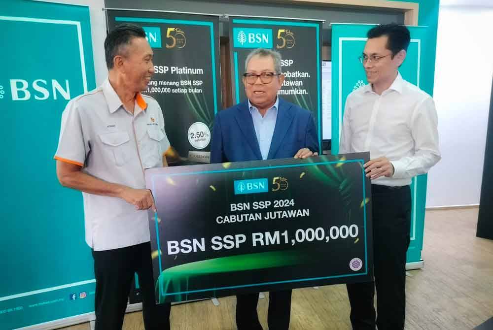 Ex-m'sian pilot recieves rm1mil mock cheque