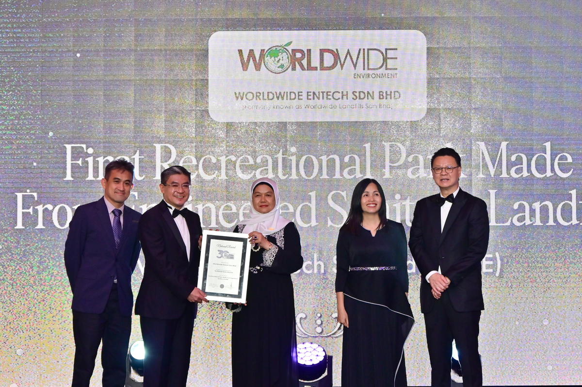 Executive Director of Worldwide Entech Sdn Bhd proudly receives the Malaysia Book of Record (MBOR) certificate