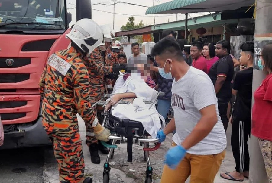 12yo m'sian boy pierces buttocks and gets stuck while climbing metal fence