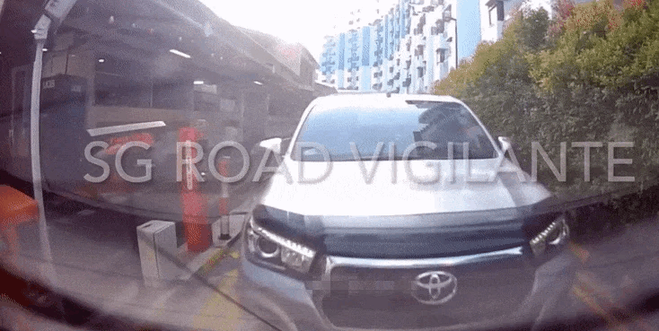 M'sian-registered mpv tries to tailgate car to skip on parking fee, gets blocked & forced to reverse