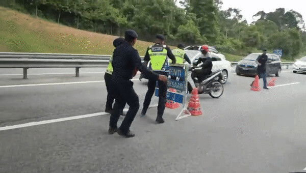 JPJ Officer Sent Flying After Motorcyclist Rams Into Him At Roadblock In Negri Sembilan