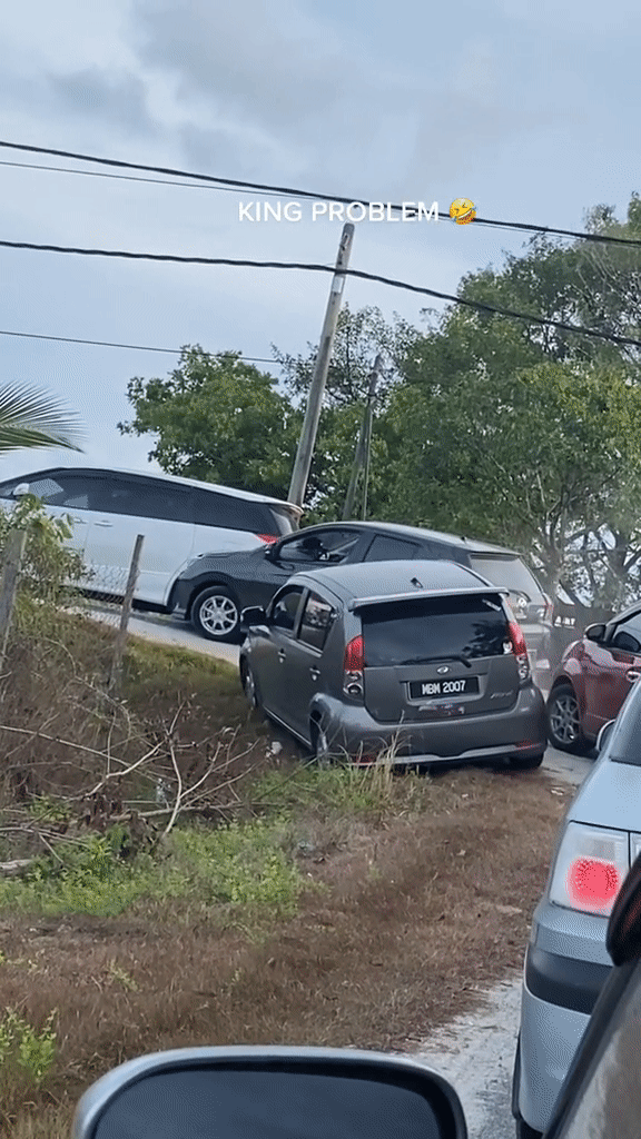 Impatient myvi driver tries to cut queue and overtake other cars, get stuck in the ditch instead