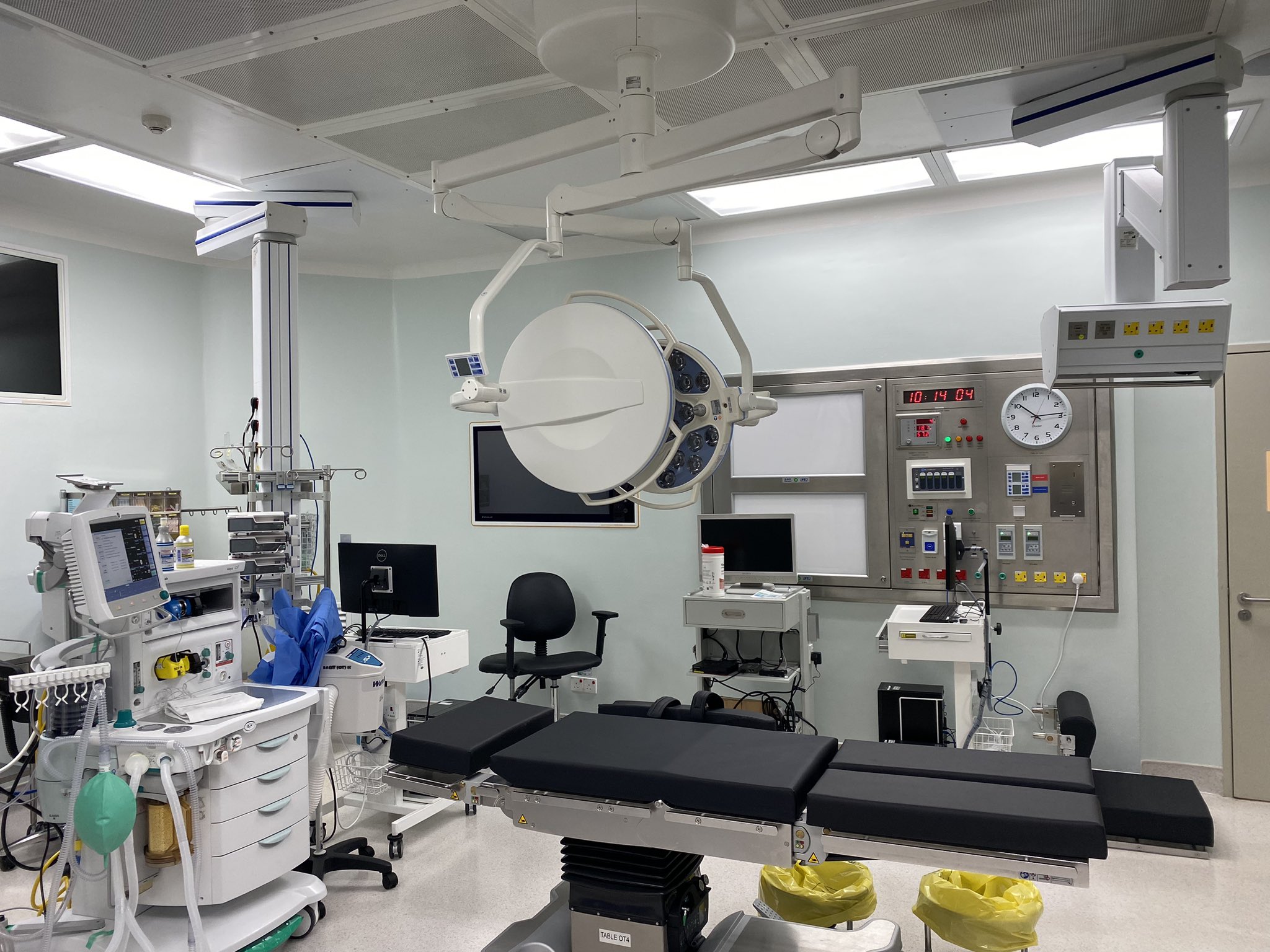 Integrated neuro-endocrine hybrid operating theater