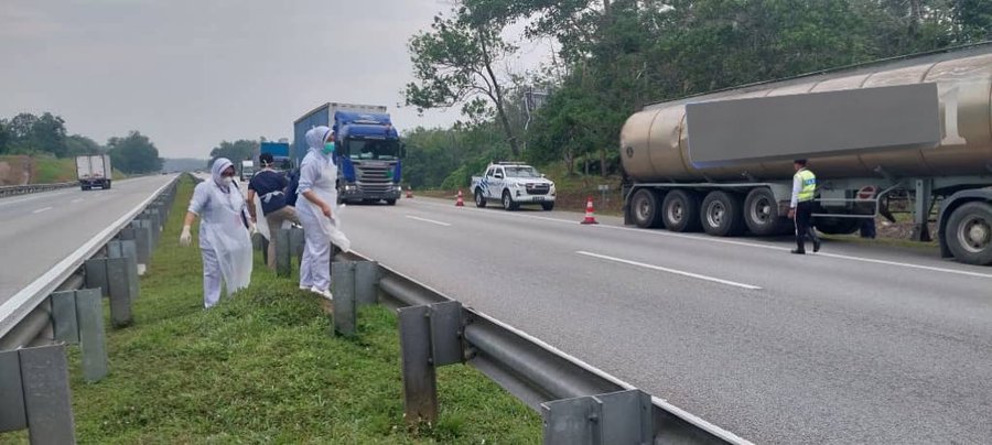 Msian doctor and nurses crossed the road to go to the truck where the pregnant lady was ready to give birth.