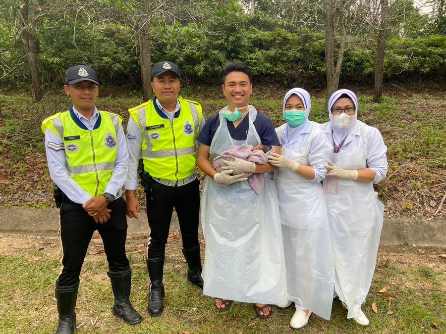 Msian doctor, nurses and traffic polices along with the newly born baby