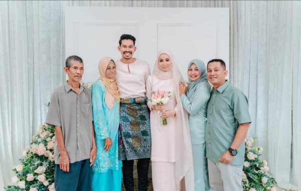 Picture of abdul latiff with fiancé and his family