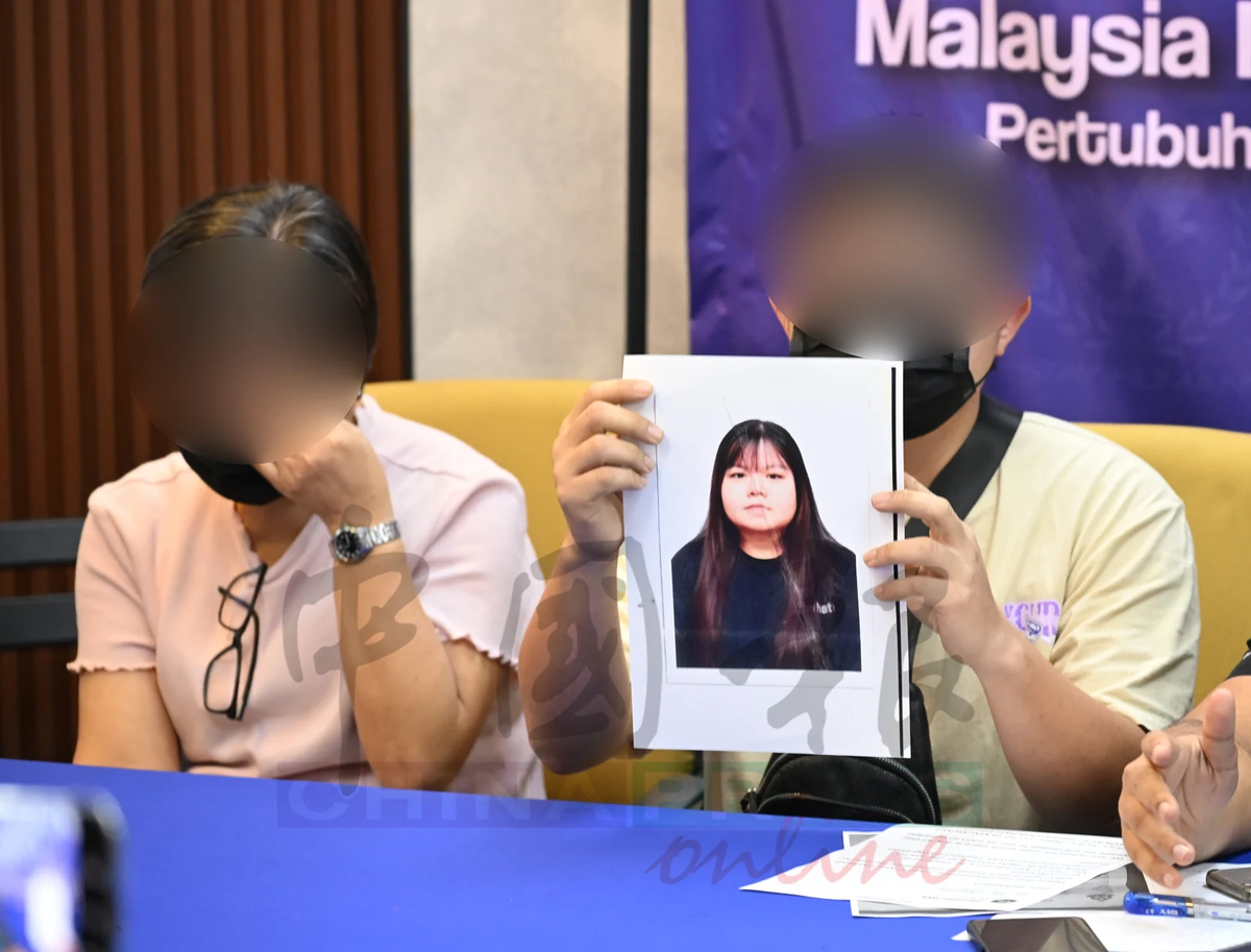 Family members of Chen holding her photo
