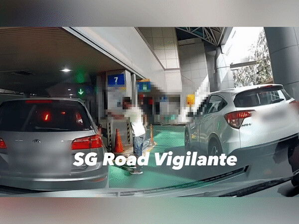 [VIDEO] 2 Men Seen Fighting At Immigration Counter Over Queue Cutting