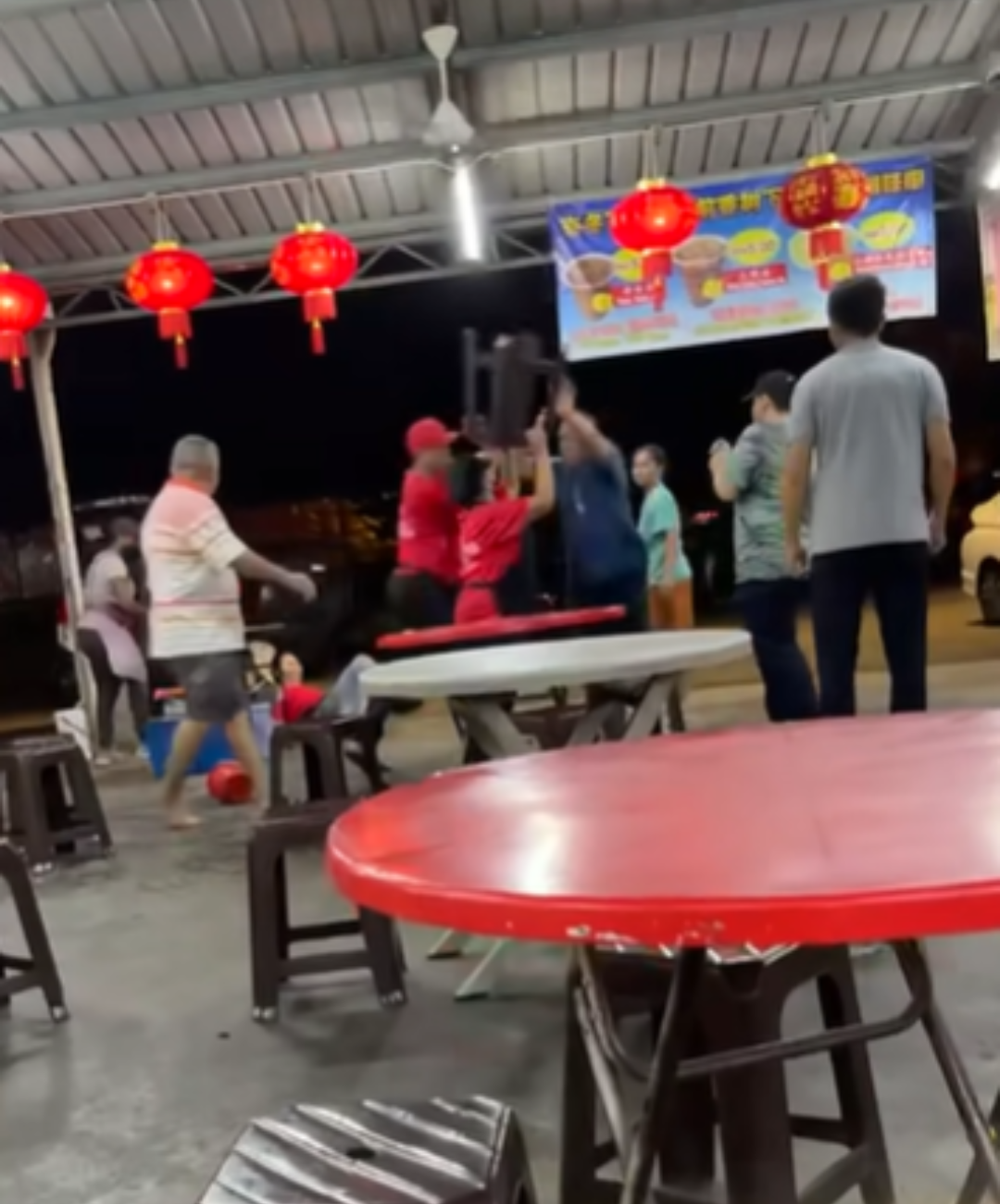 Fighting at penang bukit mertajam hawker center (1)