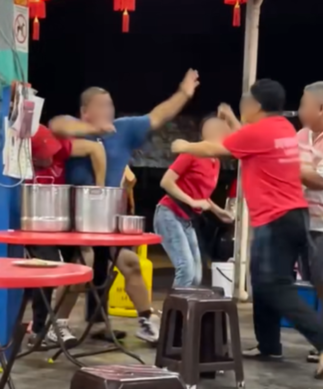 Fighting at penang bukit mertajam hawker center (3)